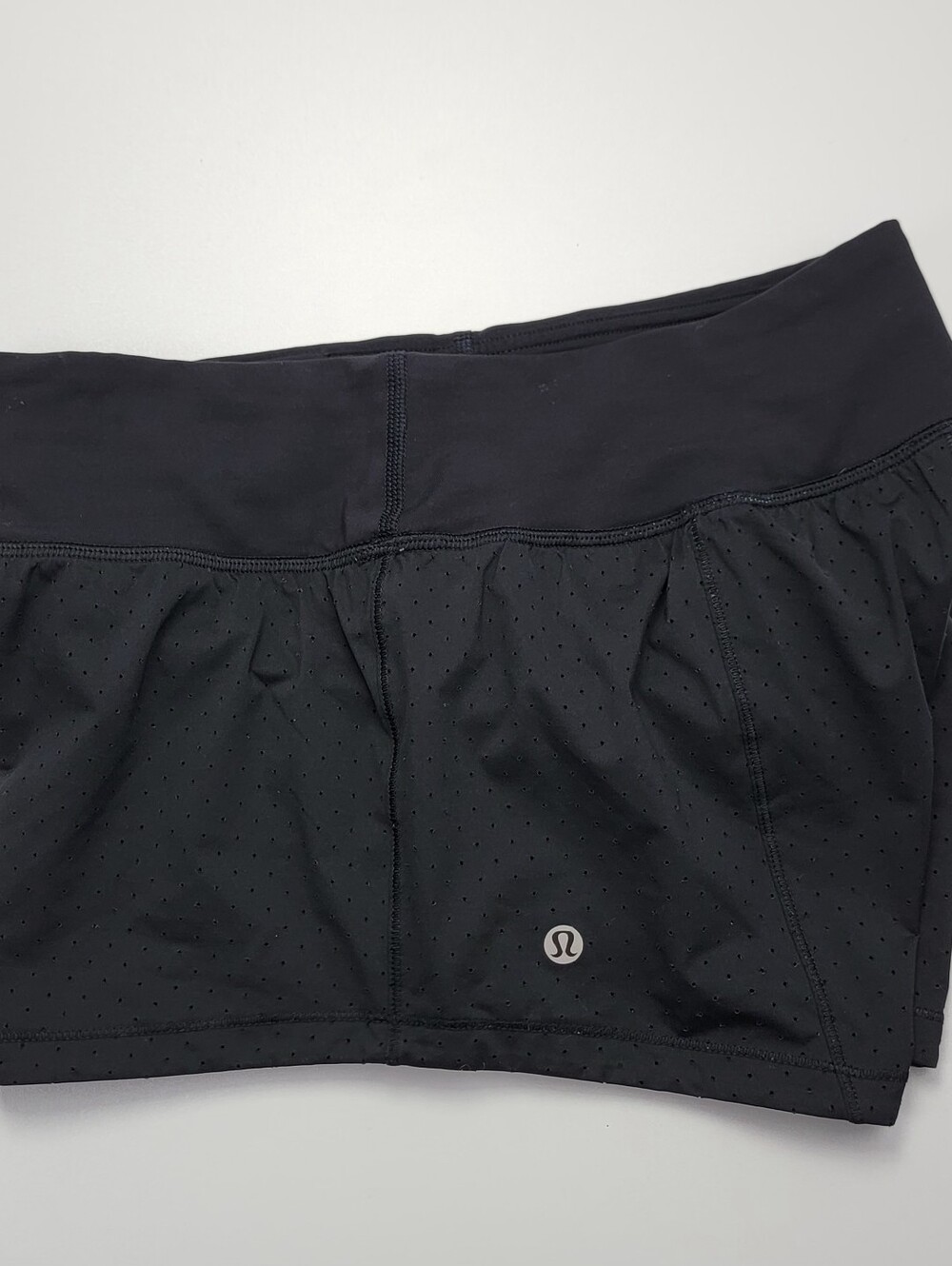 Lululemon Womens Speed Short Perforated Size 4 Black Lined Pre-owned - Picture 2 of 10